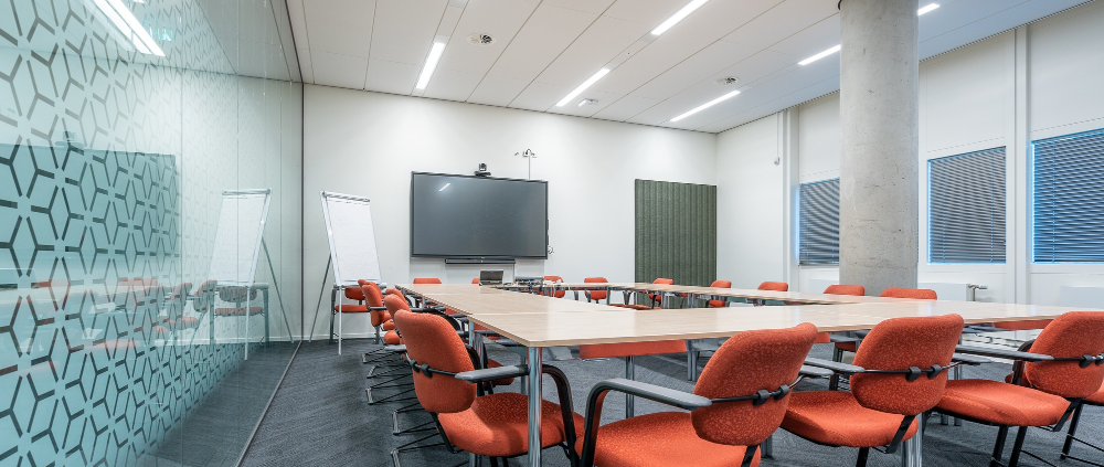 Ein moderner und einladender Tagungsraum als Veranstaltungsort fÃ¼r Ihre Tagung oder Seminar.